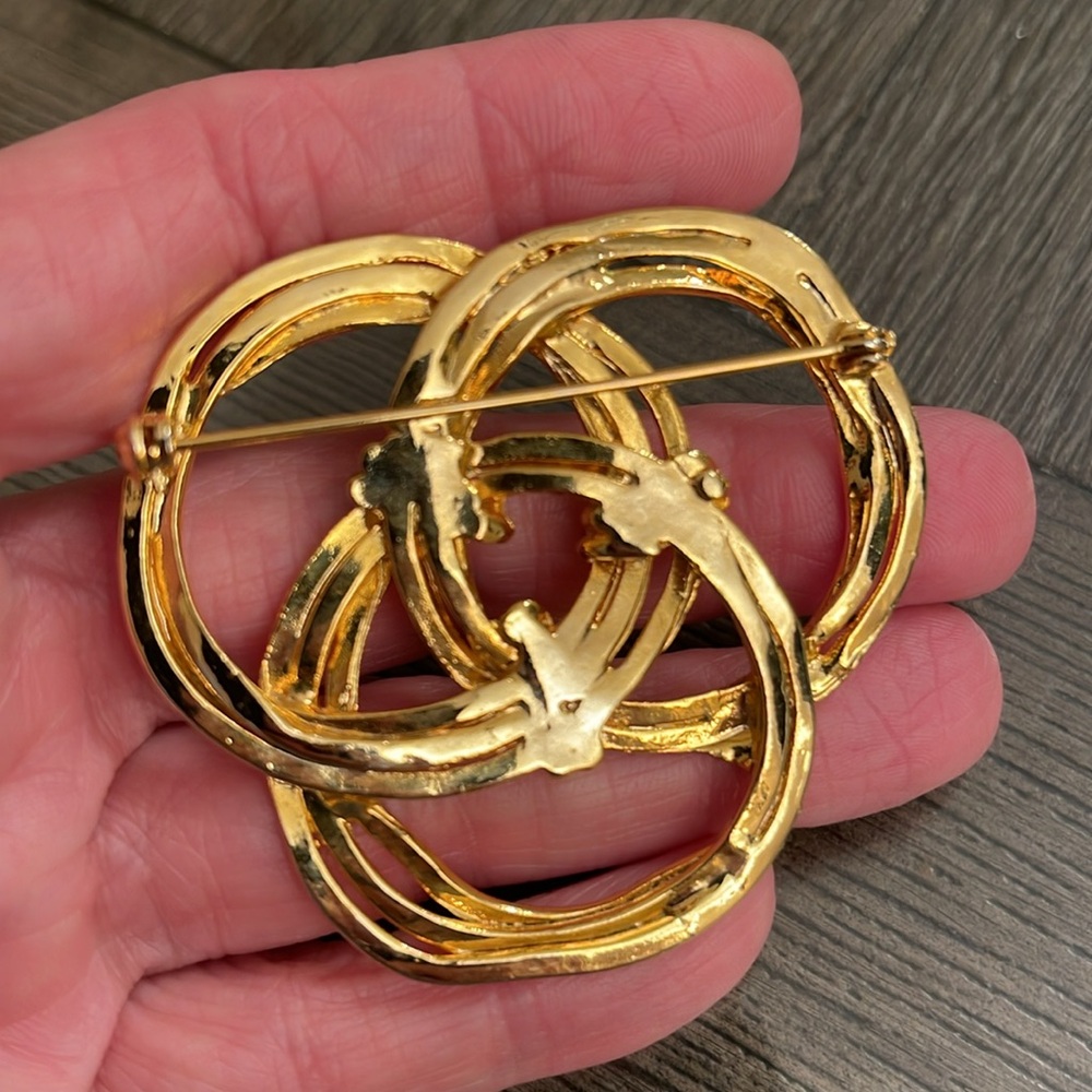 Vintage Interlocking Circle or Knot Gold-tone Metal Pin - Picture 5 of 16